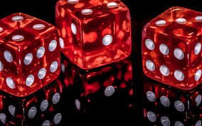Pengguna Live Casino menggunakan perangkat mobile menikmati permainan real time